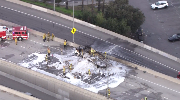 Part of 405 freeway closed in San Fernando Valley after hay truck ...