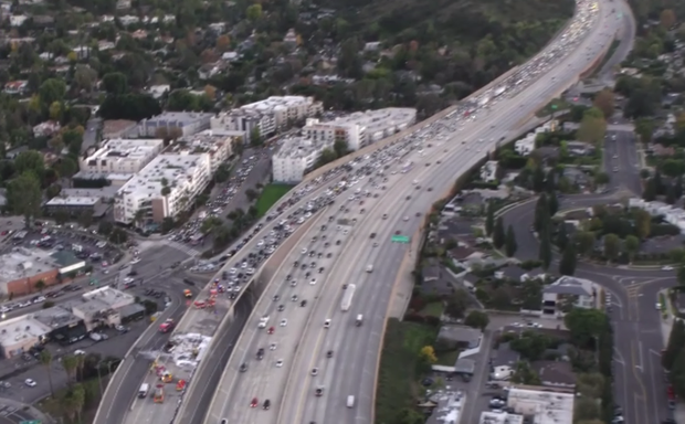 Part of 405 freeway closed in San Fernando Valley after hay truck ...