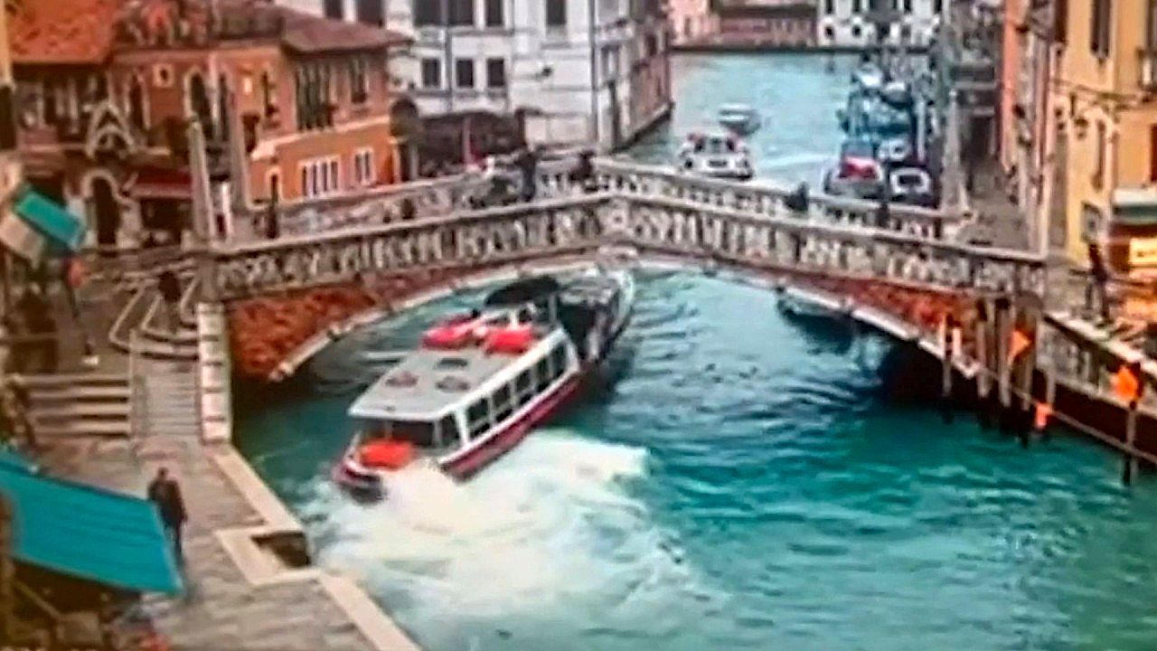 Passenger boat scrapes historic bridge with sudden evasive move in Venecia