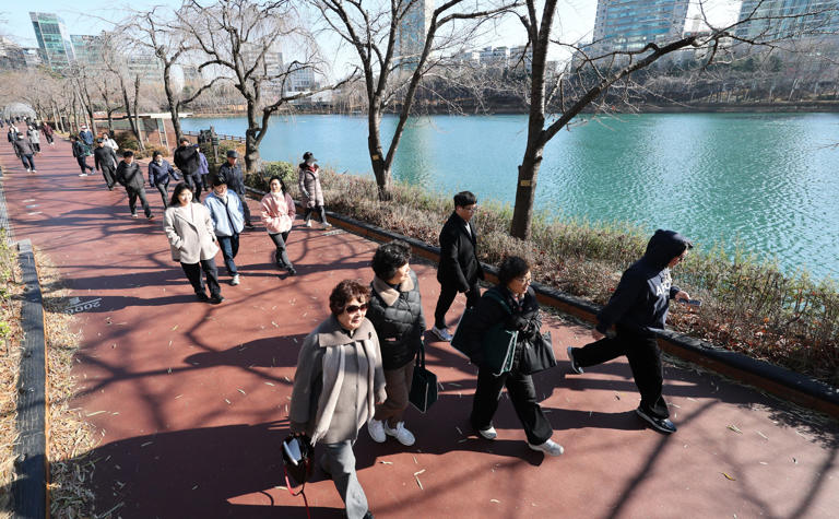 On the 8th, citizens walk along the walking path at Seokchon Lake in Seoul's Songpa District. /Courtesy of Jang Kyung-sik