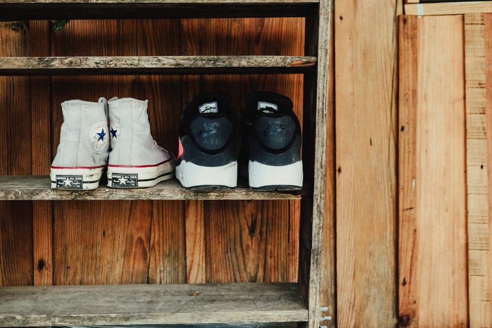 7 tips menyimpan sepatu saat hujan, manfaatkan silica gel