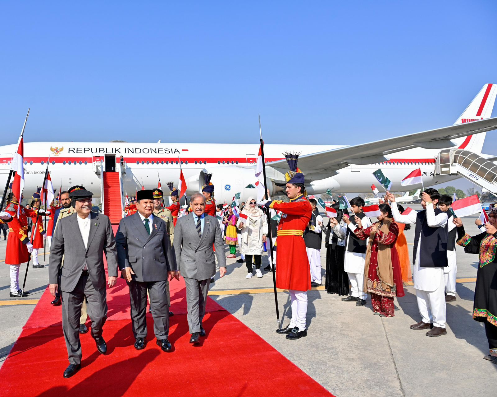 Setelah Menginap di Aceh, Prabowo Tiba di Pakistan Ditemani Presiden dan PM