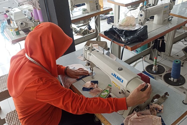 Kisah Ibu-ibu Kampung Perca Ubah Kain Bekas Jadi Penghasilan