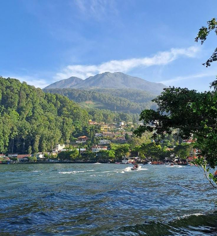 Telaga Sarangan: Wisata Alam Tenang di Kaki Gunung Lawu