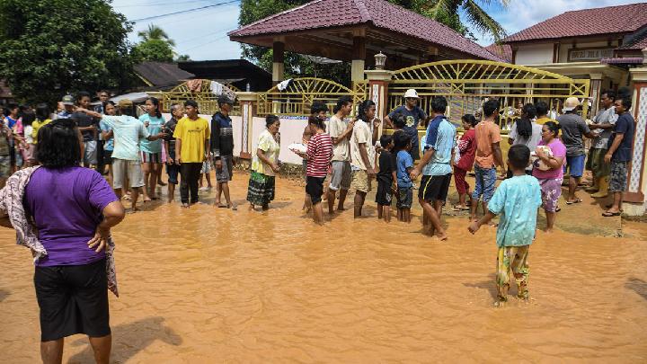 Polda Sumut Kirim Bantuan Logistik ke Tapanuli Tengah via Udara