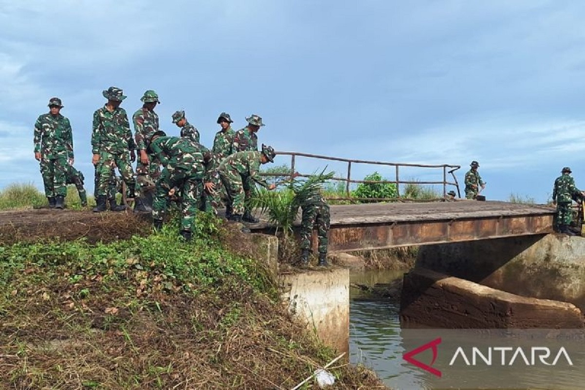 Lihat, Prajurit TNI AD Bangun Jembatan Bailey di Sumbar