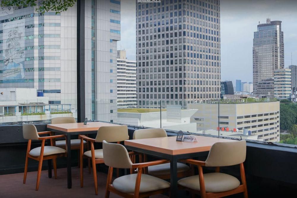 9 kafe rooftop terdekat Jakarta Pusat, tempat nongkrong dengan pemandangan menarik!