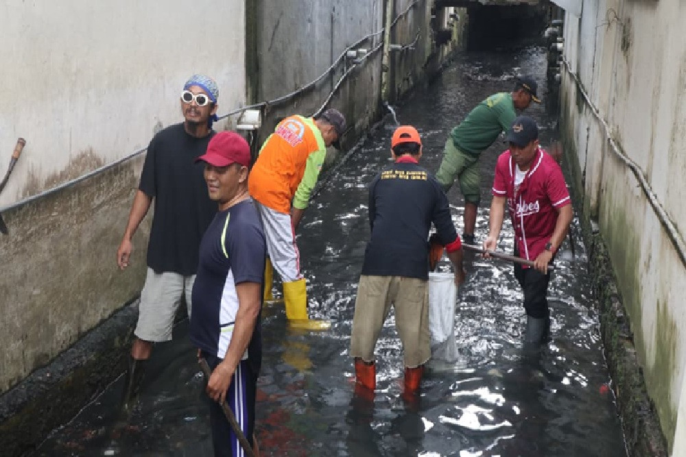 Mencegah Banjir, Pemkot Malang Lakukan Kerja Bakti Bersihkan Lumpur dan Sampah