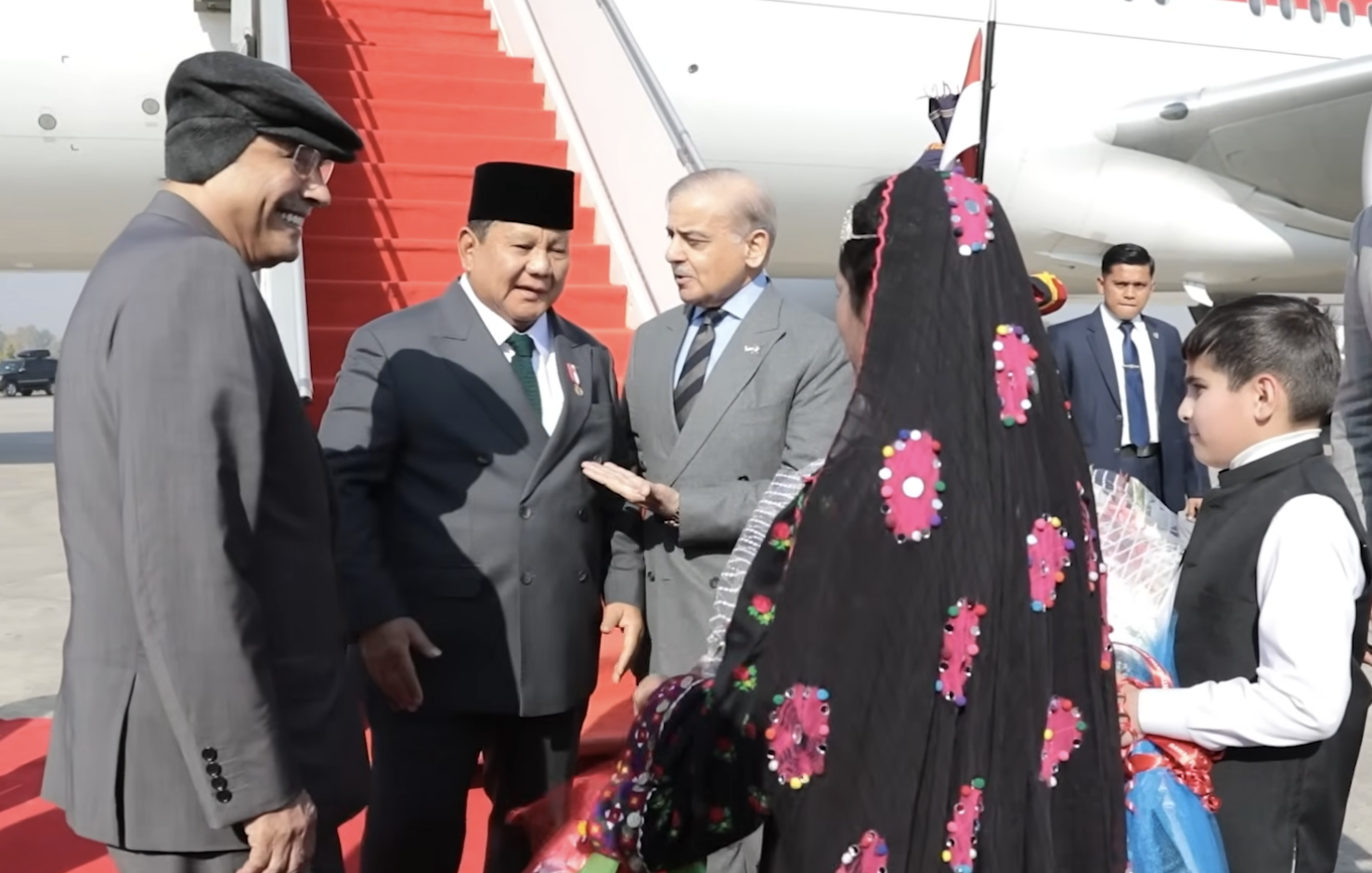 Prabowo Tiba di Pakistan, Disambut Presiden dan Perdana Menteri
