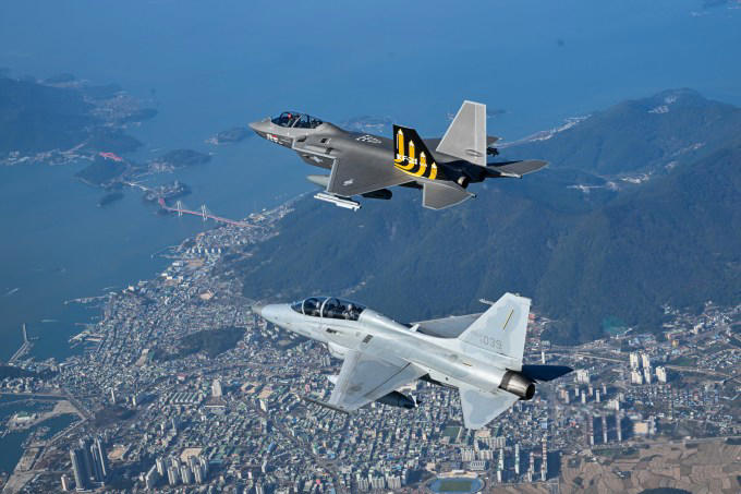 지난 11월 5일 국산항공기 FA-50와 함께 비행하는 손석락 공군참모총장의 KF-21. [사진=공군 제공] 2025.12.09 gomsi@newspim.com