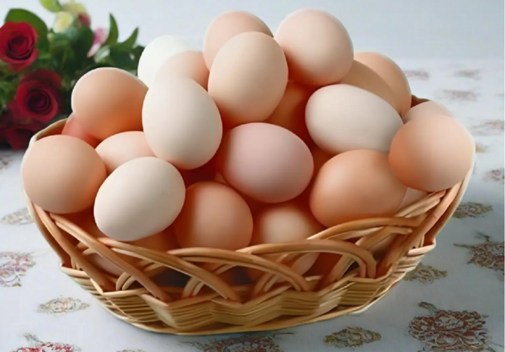 Vì sao có trứng gà màu trắng và màu nâu??
