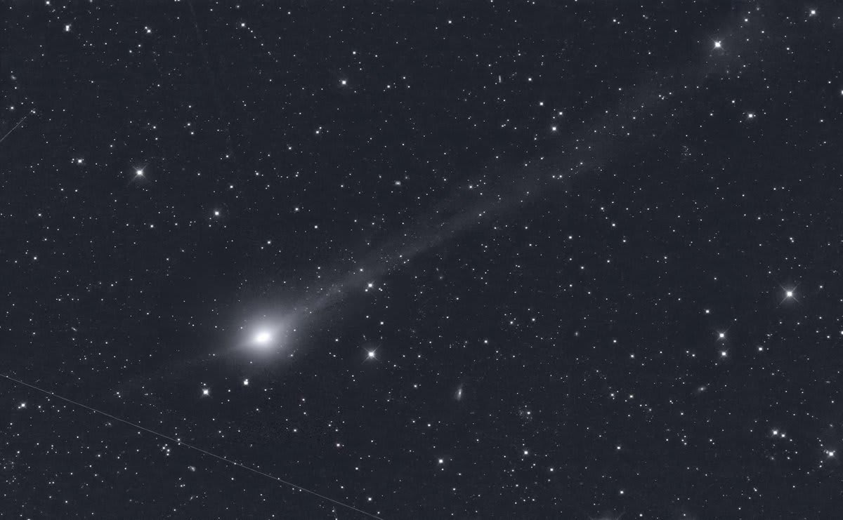 Solar system invader 3I/ATLAS flaunts double tail in eerie new images ...