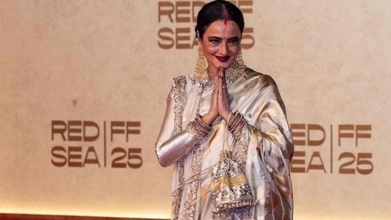 Rekha channels Umrao Jaan at Red Sea Film Festival while reciting ...