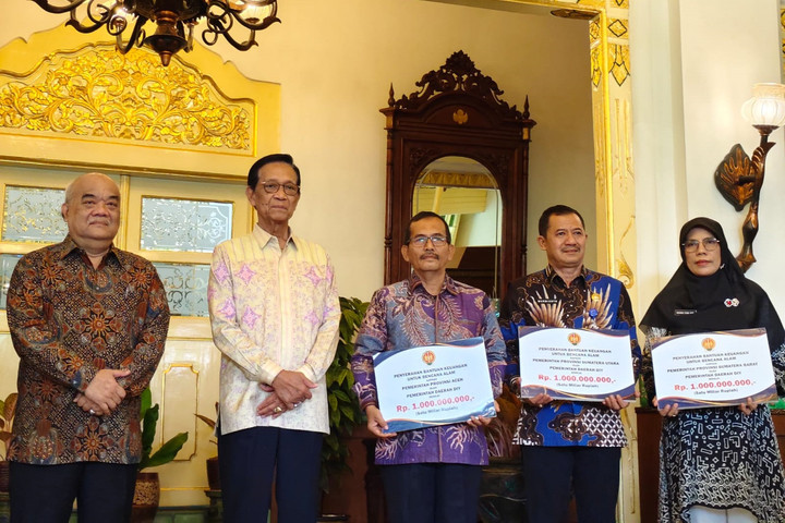 Sultan Bantu Biaya Kuliah Mahasiswa DIY Korban Bencana Sumatera