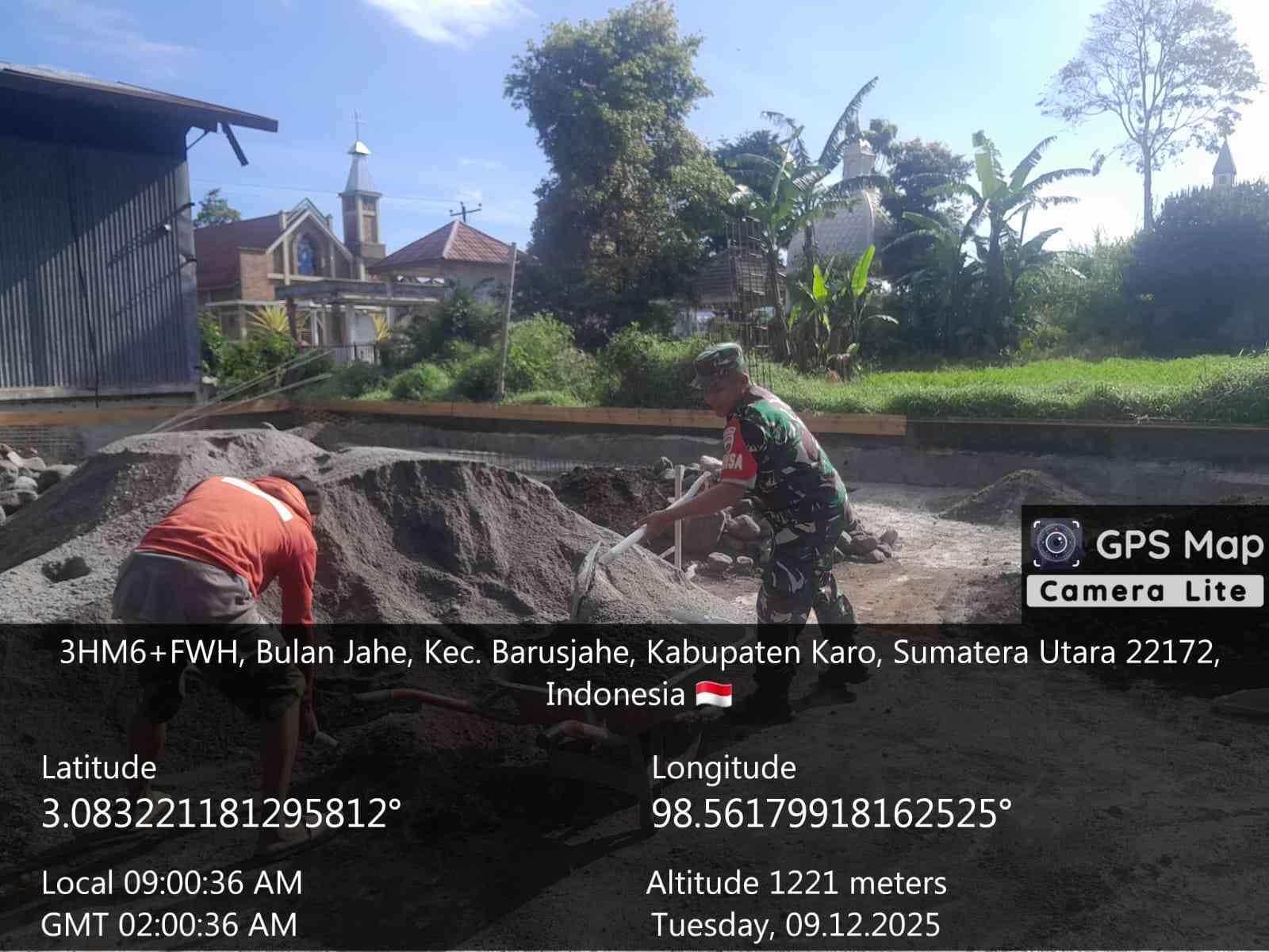 Babinsa Koramil 01/Barusjahe Aktif Bantu Pembangunan Kantor KDKMP di Bulanjahe