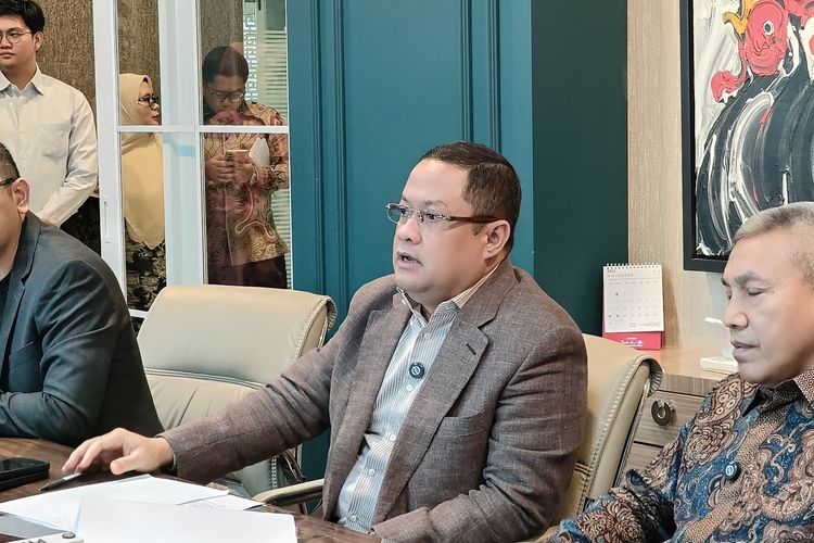 Pengacara eks Menteri Pendidikan, Kebudayaan, Riset, dan Teknologi (Mendikbudristek) Nadiem Makarim, Ari Yusuf Amir, dalam konferensi pers di Jakarta, Selasa (9/12/2025).