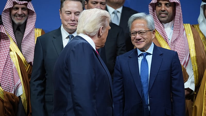 El presidente Trump da luz verde a Nvidia para vender chips H200 a China