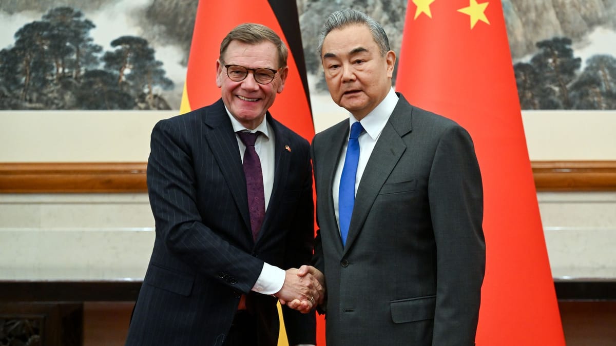 Treffen von Außenminister Johann Wadephul (l., CDU) mit seinem chinesischen Kollegen Wang Yi: Es geht um Handelsbarrieren und den russischen Angriffskrieg auf die Ukraine. (Quelle: Soeren Stache/dpa/dpa-bilder)