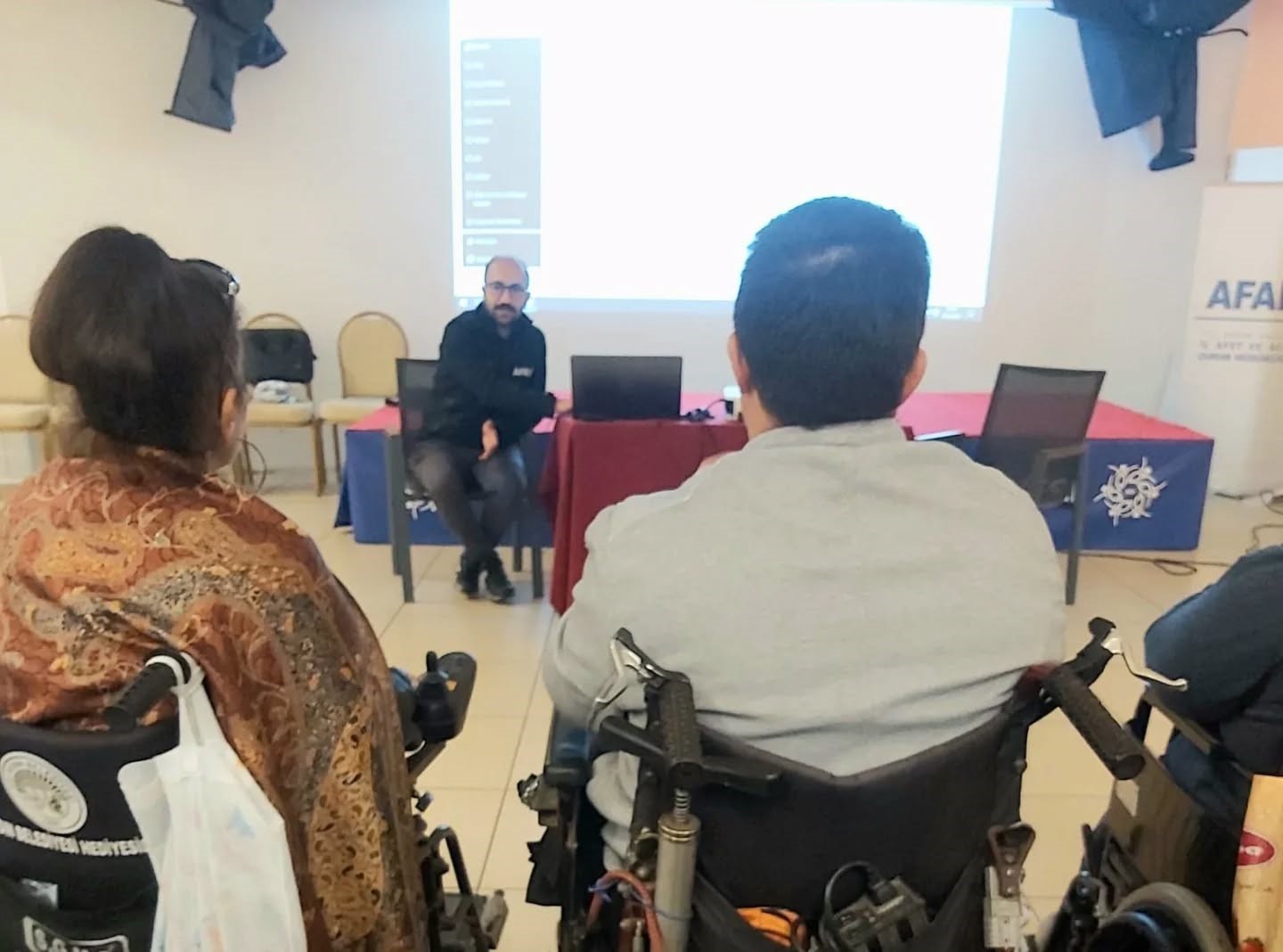 DÜNYA ENGELLİLER GÜNÜ KAPSAMINDA AYDIN BEDENSEL ENGELLİLER SPOR KULÜBÜ ÜYELERİ, AFAD AYDIN İL MÜDÜRLÜĞÜ İLE KIZILAY İŞ BİRLİĞİYLE DÜZENLENEN İLKYARDIM FARKINDALIK EĞİTİMİ VE AFET FARKINDALIK EĞİTİMİ’NE KATILDI.