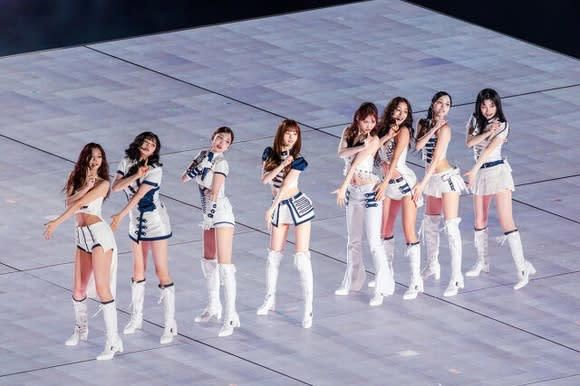 TWICE、香港大型スタジアムで9万人のファン熱狂! K-POP女性グループ初