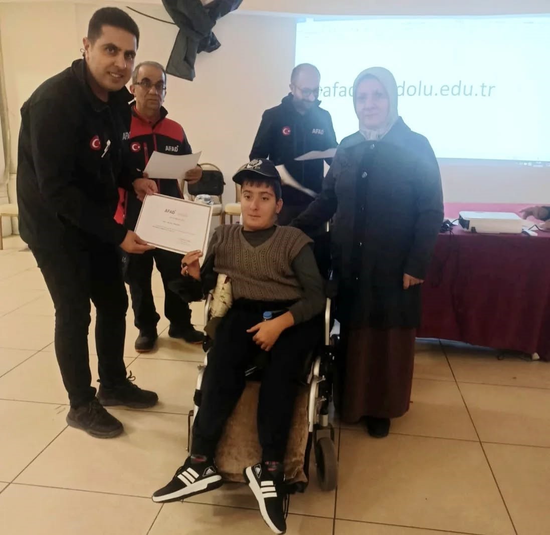 DÜNYA ENGELLİLER GÜNÜ KAPSAMINDA AYDIN BEDENSEL ENGELLİLER SPOR KULÜBÜ ÜYELERİ, AFAD AYDIN İL MÜDÜRLÜĞÜ İLE KIZILAY İŞ BİRLİĞİYLE DÜZENLENEN İLKYARDIM FARKINDALIK EĞİTİMİ VE AFET FARKINDALIK EĞİTİMİ’NE KATILDI.