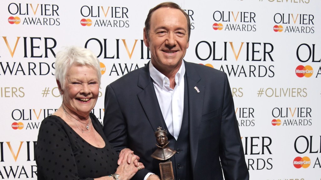 Judi Dench dice que Kevin Spacey ha sido «exonerado» y Harvey Weinstein «ha cumplido su condena»