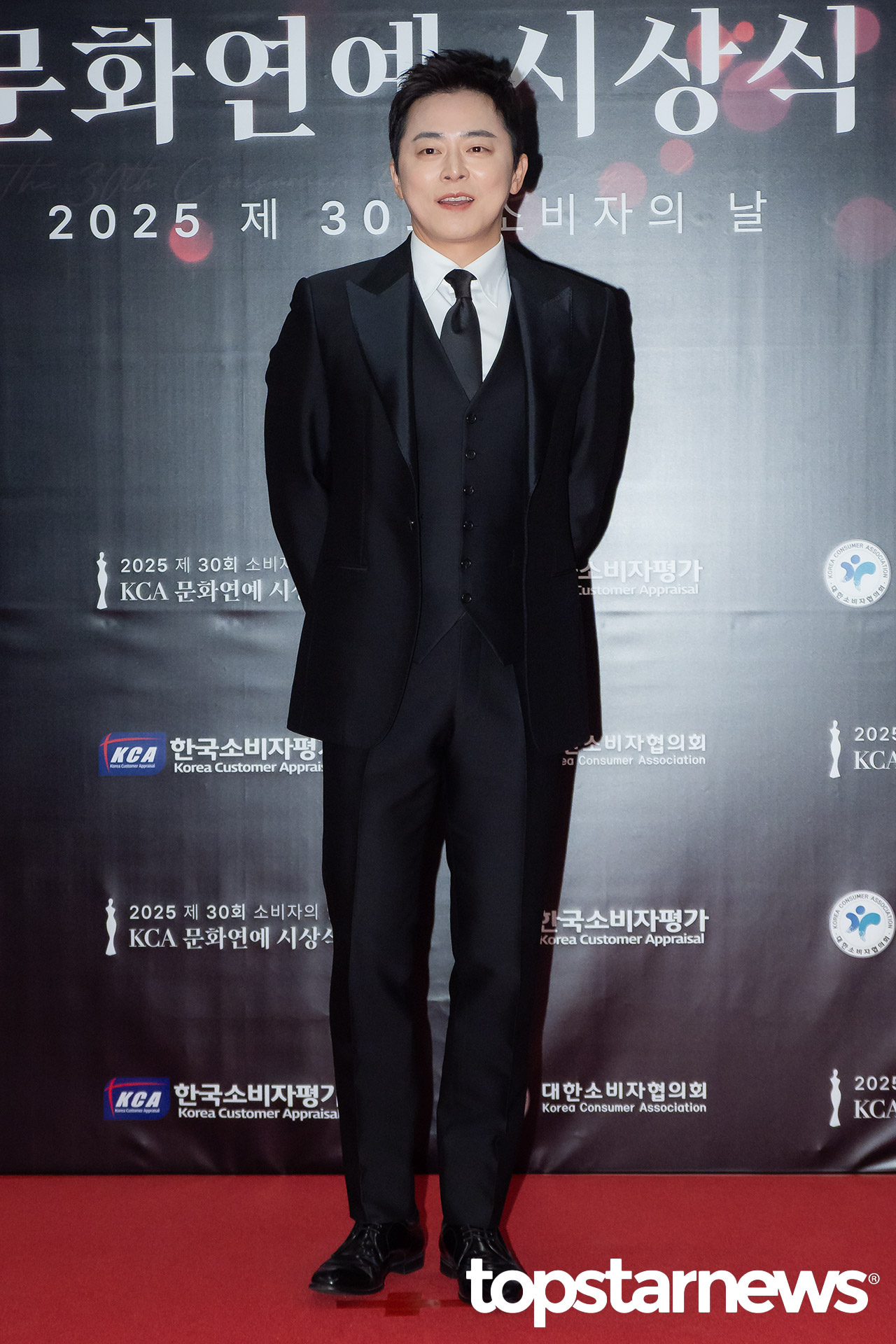 포즈 취하는 조정석 (KCA 문화연예 시상식 레드카펫) [HD포토]