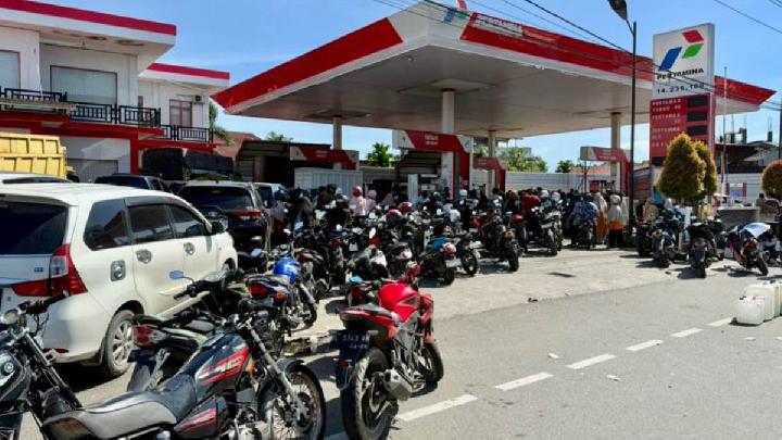 Kekuangan listrik memicu antrean panjang di SPBU Aceh Barat