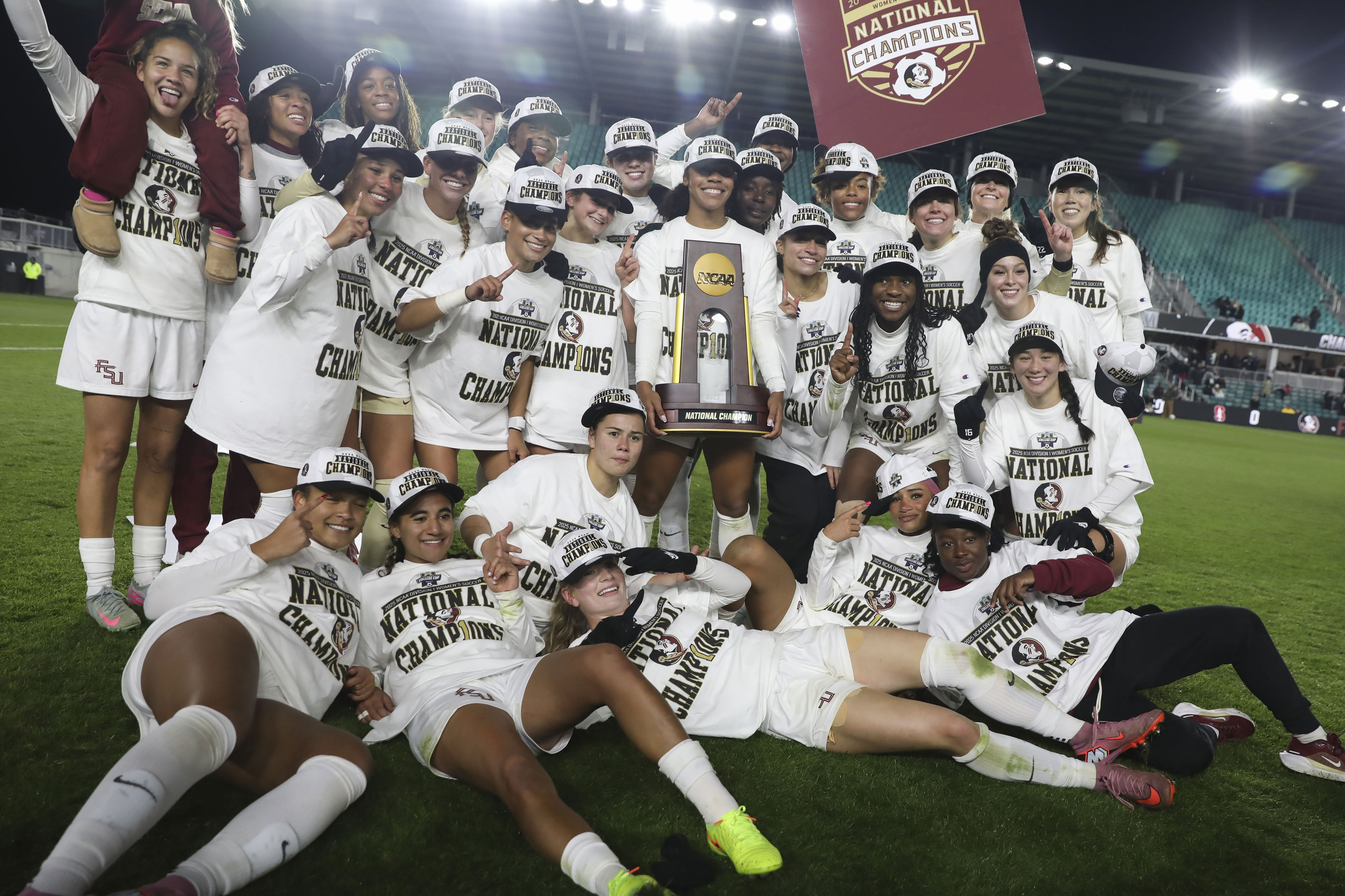 Noticias de Noles: El equipo de fútbol de FSU regresa a Tallahassee con una quinta estrella