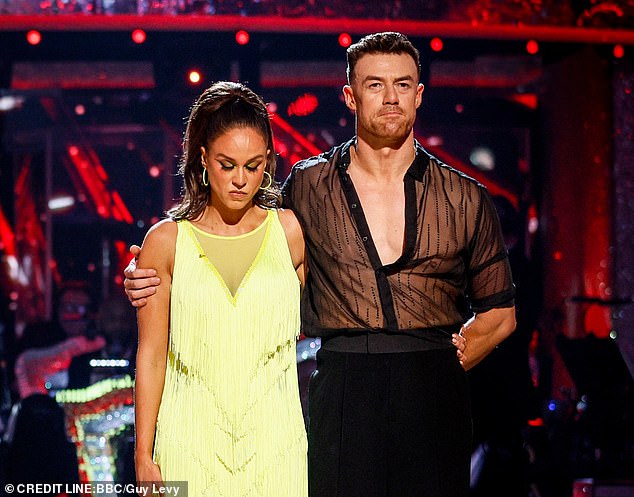 Vicky Pattison rompe a llorar y dice que se revolcó durante una semana después de su eliminación de Strictly