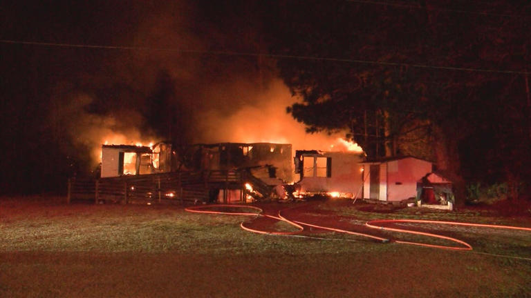 Overnight fire destroys Bladen County mobile home