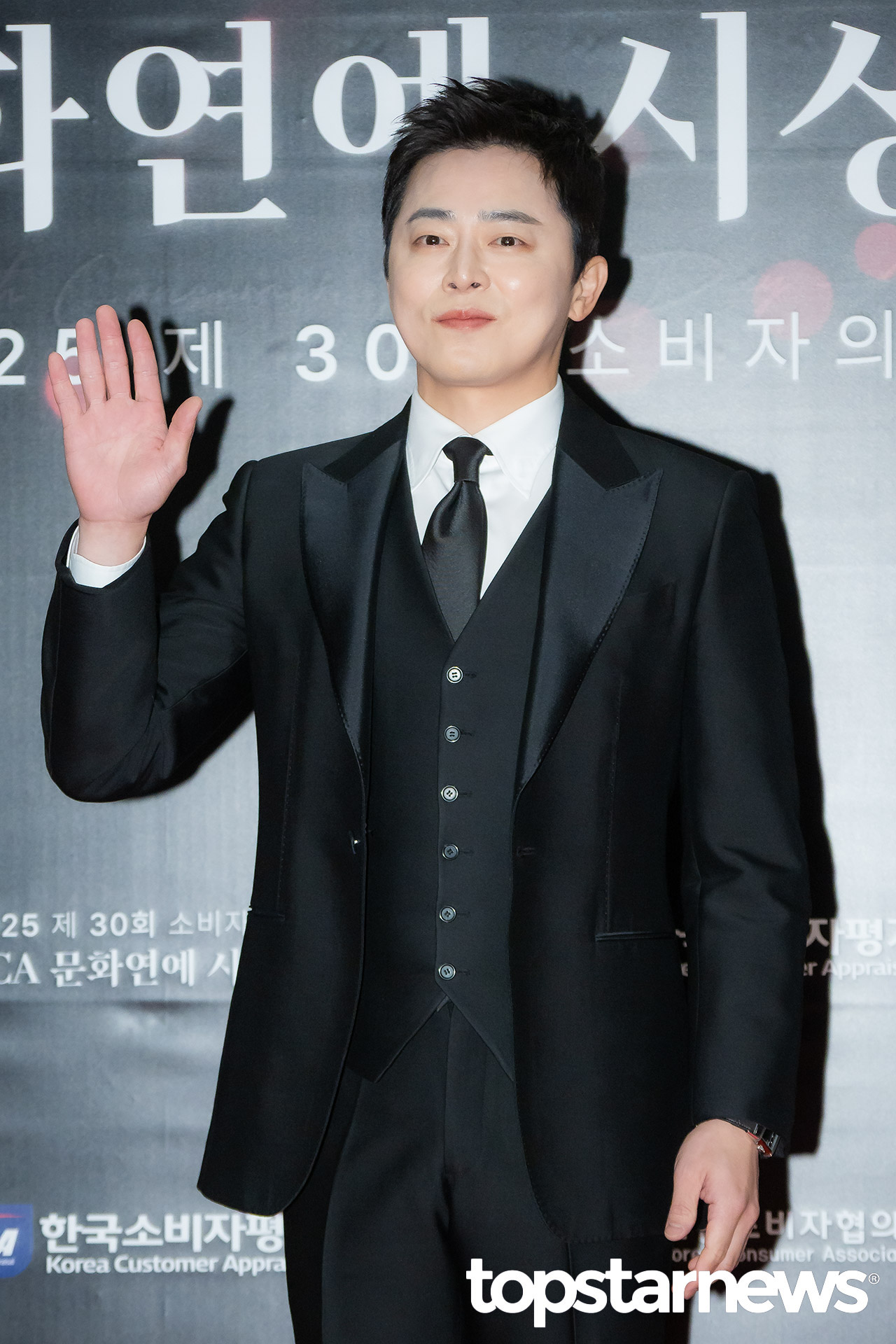 조정석, '여유 있게 손인사' (KCA 문화연예 시상식 레드카펫) [HD포토]