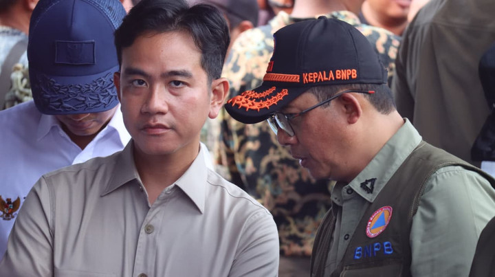 Kepala Badan Nasional Penanggulangan Bencana (BNPB) Letjen TNI Dr. Suharyanto (kanan) mendampingi Wakil Presiden Gibran Rakabuming, untuk melihat jembatan yang putus di Desa Gosong Telaga Barat, Kabupaten Aceh, Provinsi Aceh, Kamis (4/12). Foto: BPMI Setwapres RI