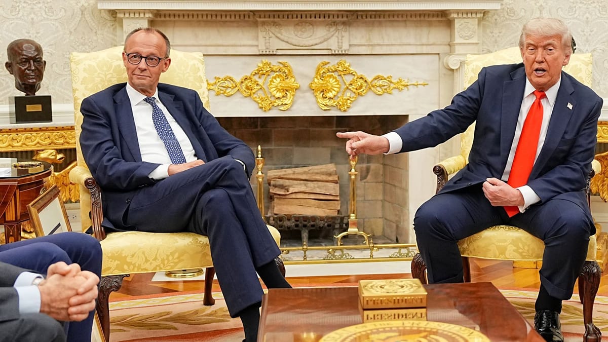 Sieht in europäischen Spitzenpolitikern wie Friedrich Merz offensichtlich eine indirekte Gefahr für amerikanische Interessen (Archivbild): US-Präsident Donald Trump (r.). (Quelle: Michael Kappeler/dpa Pool/dpa/dpa-bilder)