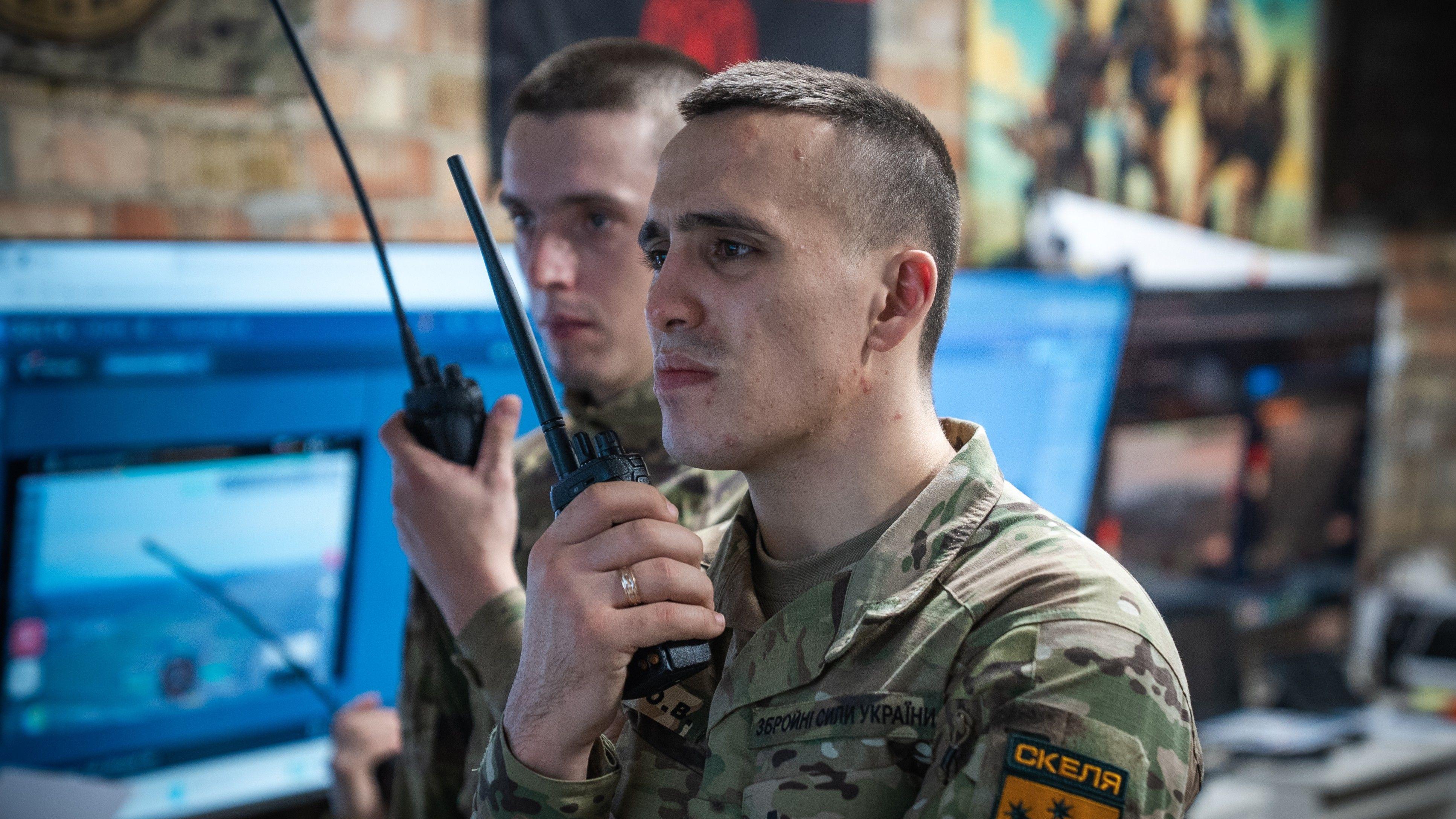 Ucranianos levantan bandera para mostrar a la BBC que la lucha continúa en una ciudad reclamada por Rusia