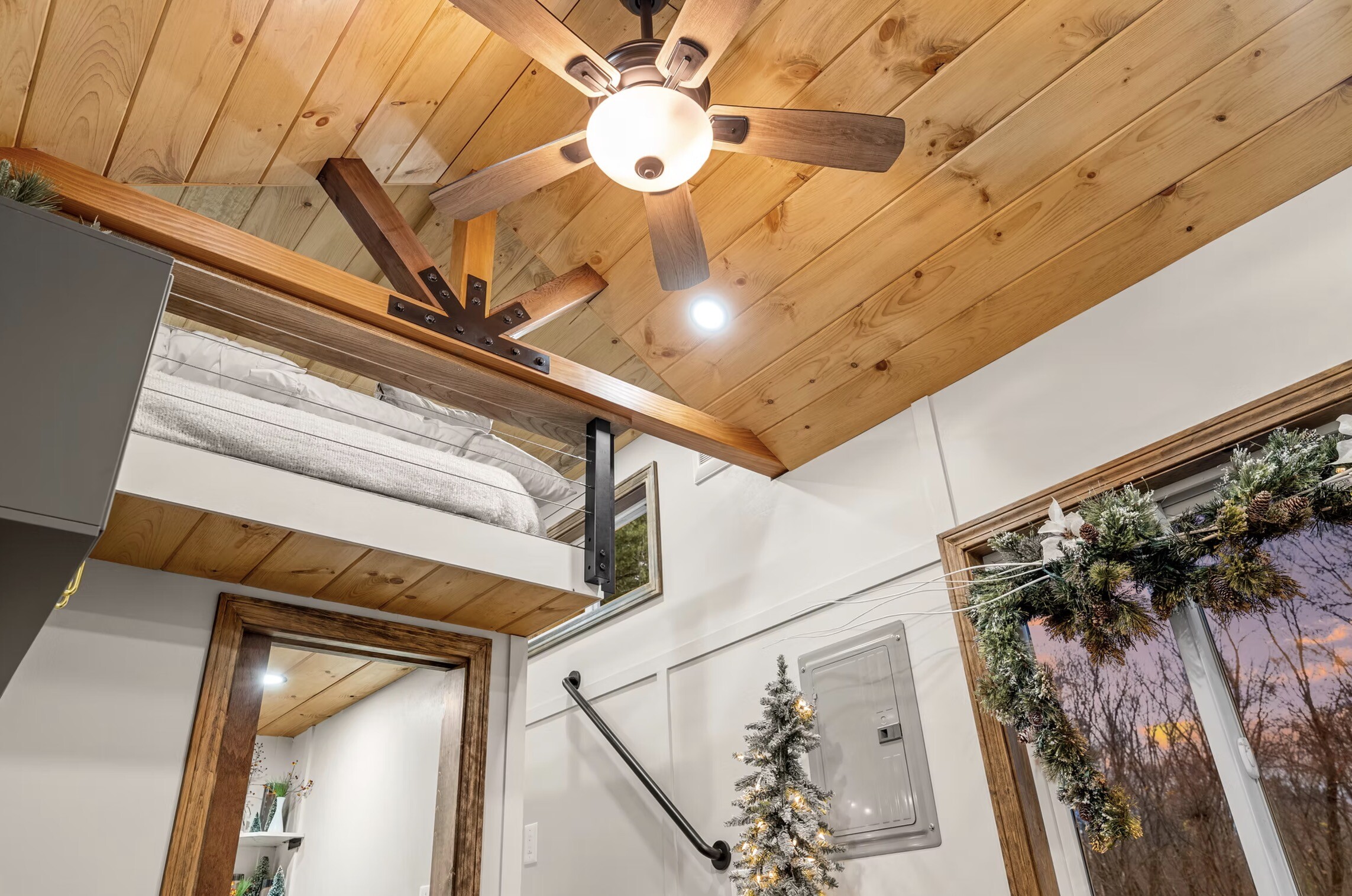 Как гараж, зато с балконом Tiny House The Spruce in Bildern