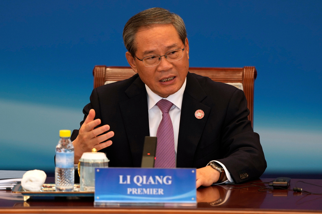 El primer ministro chino cita los daños causados ​​por los aranceles estadounidenses, mientras el superávit de China supera el billón de dólares