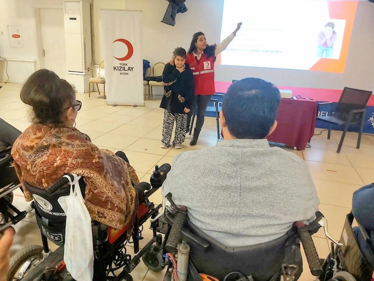 DÜNYA ENGELLİLER GÜNÜ KAPSAMINDA AYDIN BEDENSEL ENGELLİLER SPOR KULÜBÜ ÜYELERİ, AFAD AYDIN İL MÜDÜRLÜĞÜ İLE KIZILAY İŞ BİRLİĞİYLE DÜZENLENEN İLKYARDIM FARKINDALIK EĞİTİMİ VE AFET FARKINDALIK EĞİTİMİ’NE KATILDI.