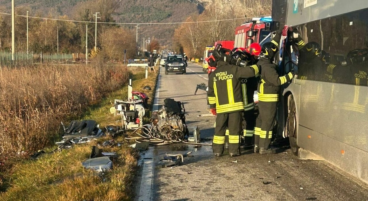 Incidente frontale tra auto e bus pieno di studenti per un sorpasso, un ...