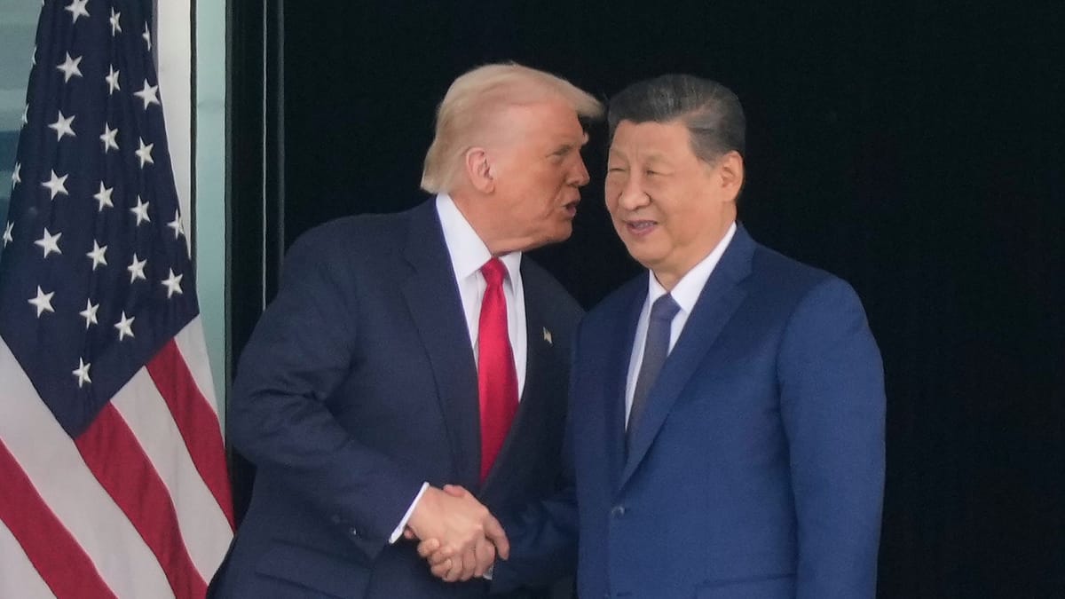Chinas Präsident Xi (r.) und US-Präsident Trump (Archivbild): Sie nehmen Europa in die Zange. (Quelle: Mark Schiefelbein/AP/dpa/dpa-bilder)