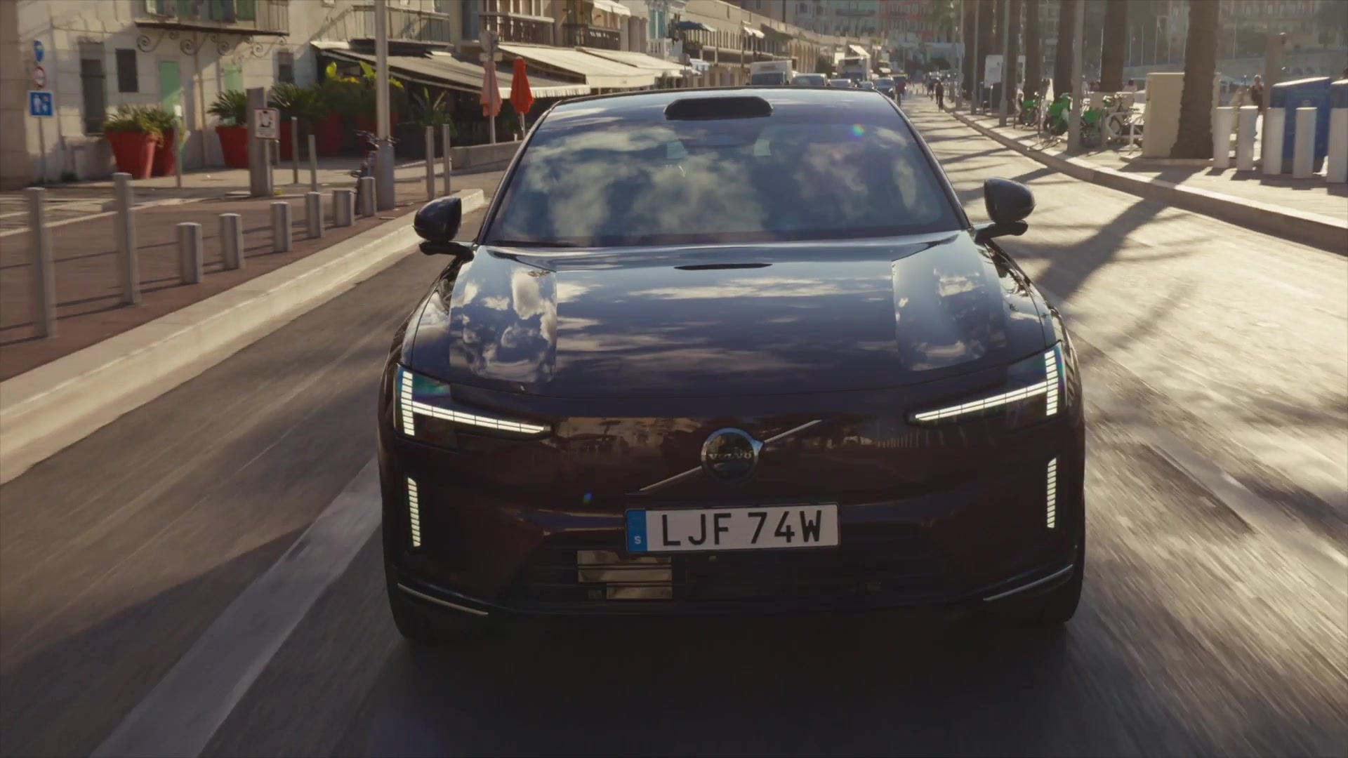 The new Volvo ES90 in Mulberry Red Driving Video
