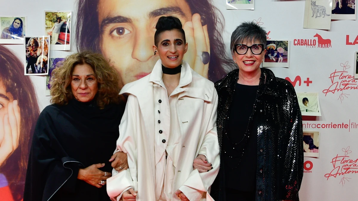 De Alba Flores a Lolita: los looks más potentes del estreno de 'Flores ...