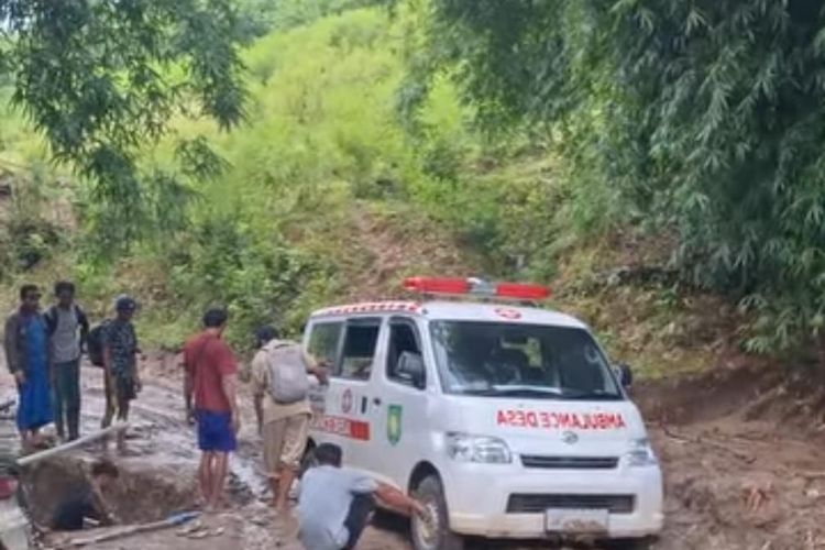 Jalan Rusak, Warga Sumbawa Sulit Akses Kesehatan
