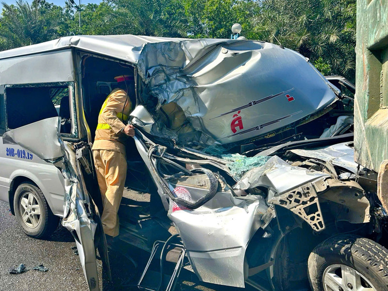 Giải cứu nữ hành khách mắc kẹt trong ô tô biến dạng sau va chạm
