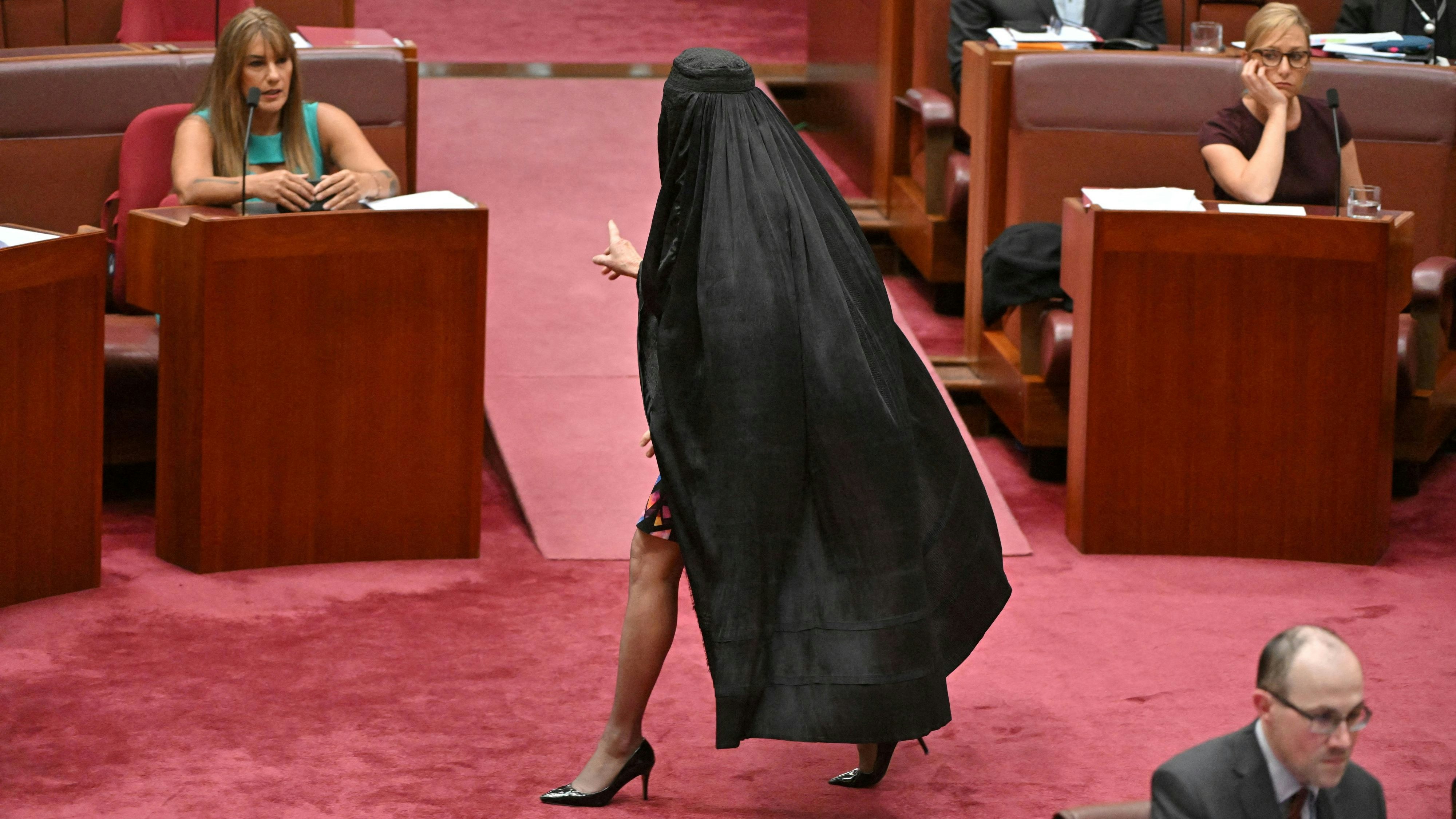 Senatorin tritt in Burka auf – und wird suspendiert