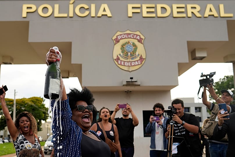El expresidente de Brasil Jair Bolsonaro inicia su condena a 27 años de ...