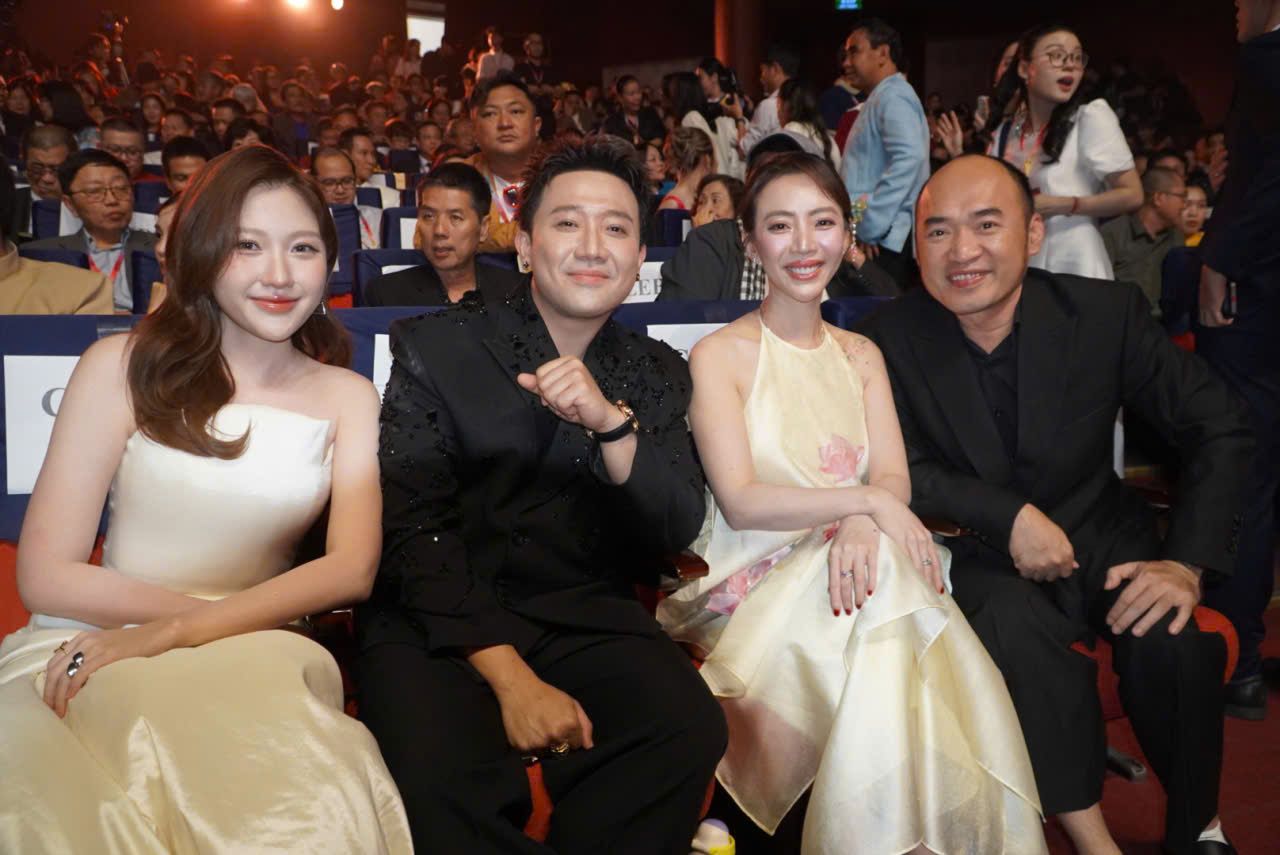 Việt Hương, Trấn Thành và hàng trăm nghệ sĩ tham dự bế mạc Liên hoan phim Việt Nam