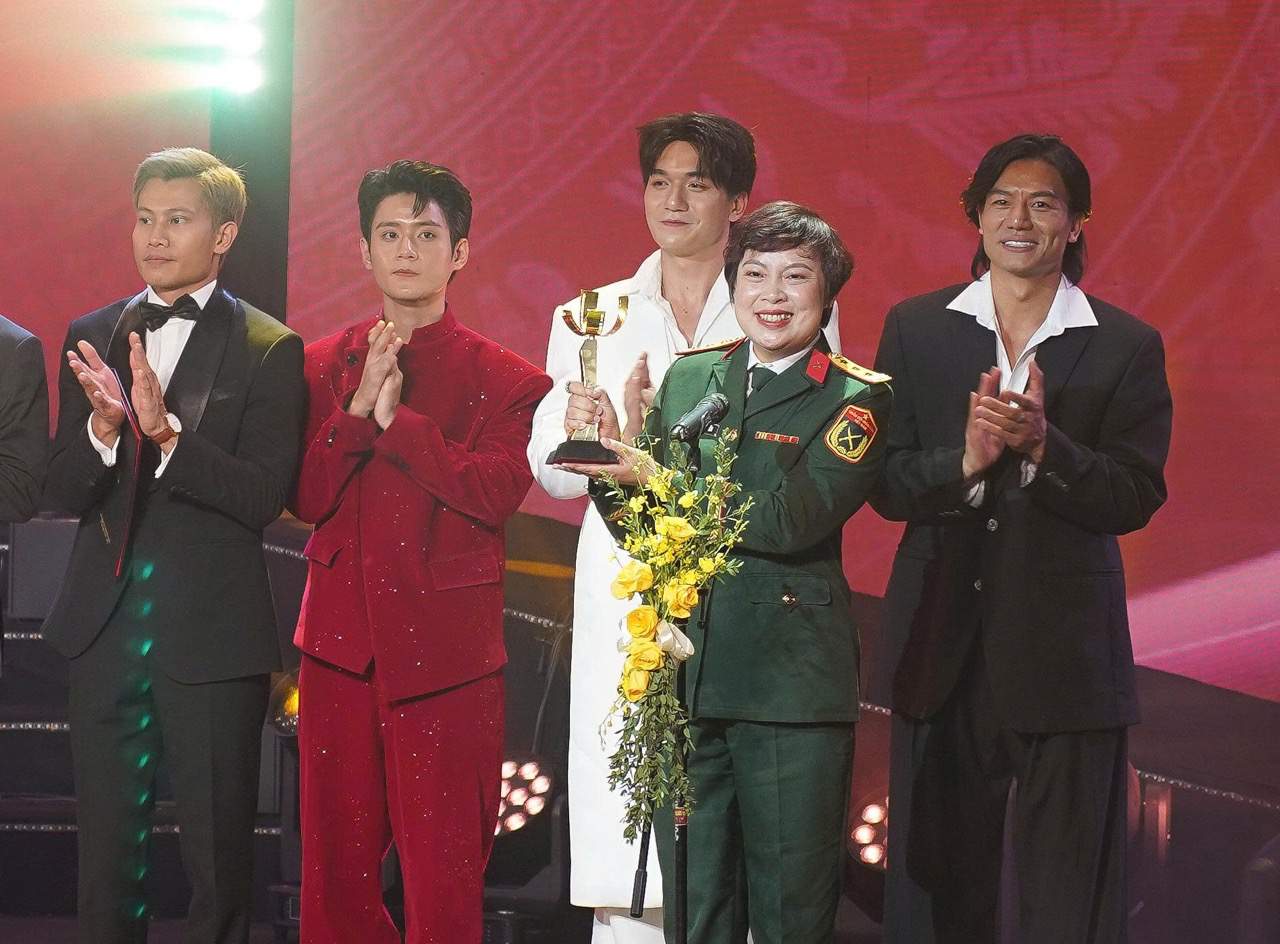 Mưa đỏ thắng giải Bông Sen Vàng tại Liên hoan phim Việt Nam lần thứ 24