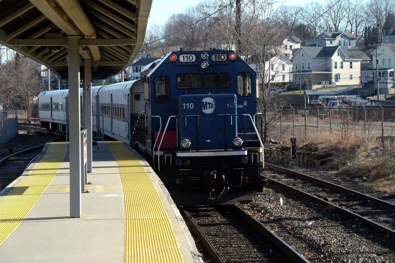 Metro-North train strikes unoccupied car left on tracks in Redding, MTA ...