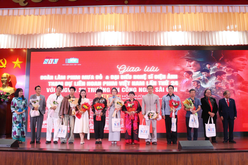 Giao lưu đoàn phim Mưa Đỏ và nghệ sĩ Liên hoan Phim Việt Nam tại STU